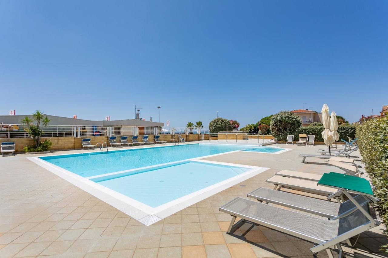 La Casa Del Sole - Appartamento Con Piscina Frontemare A Pochi Minuti Da Oristano Torre Grande Kültér fotó